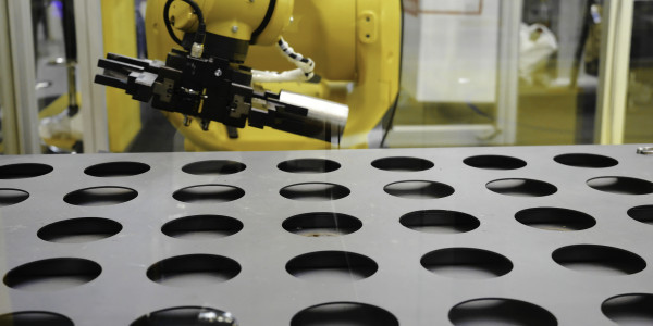 Garras Robóticas a Medida / Manos Robot / Grippers / EOAT Naval · Garras especiales para inserción de Piezas en Moldes